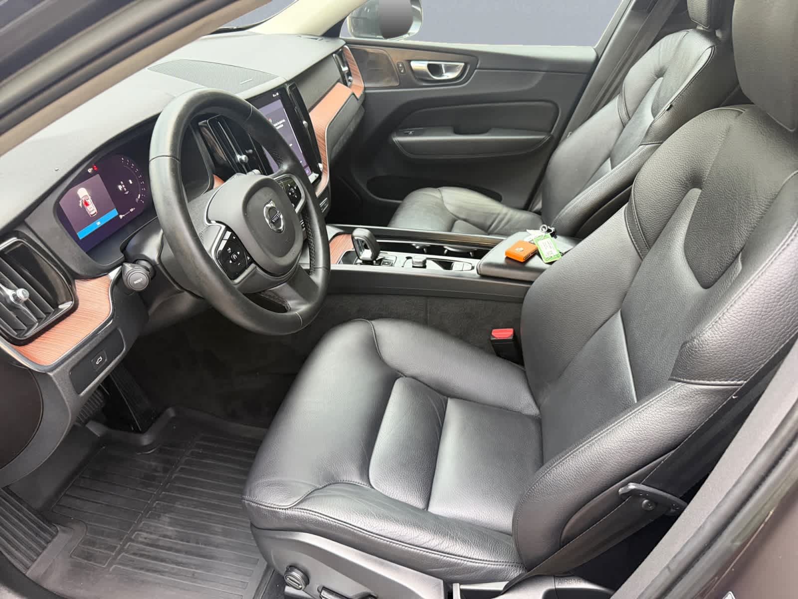 Used 2023 Volvo XC60 B5 Plus AWD/4WD image 7