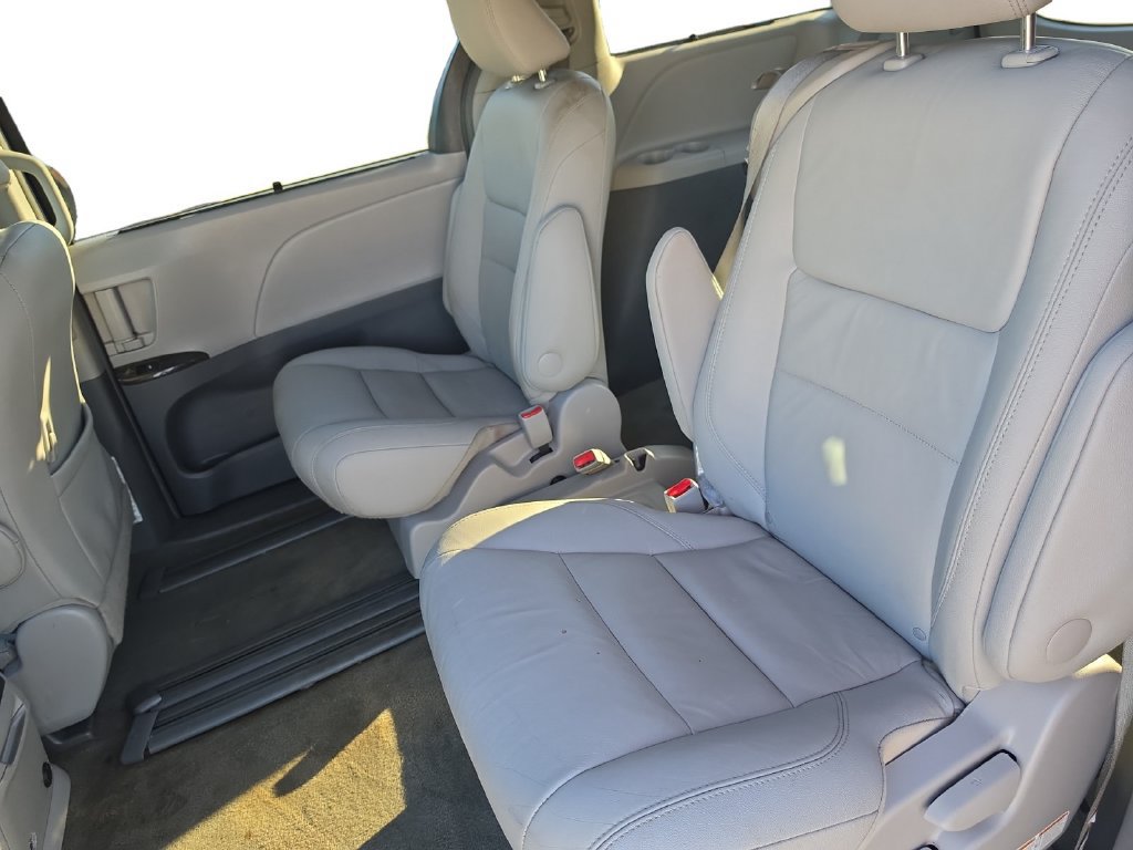 Used 2017 Toyota Sienna XLE FWD image 13