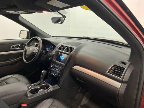 Used 2017 Ford Explorer XLT w/ Equipment Group 202A AWD/4WD image 22