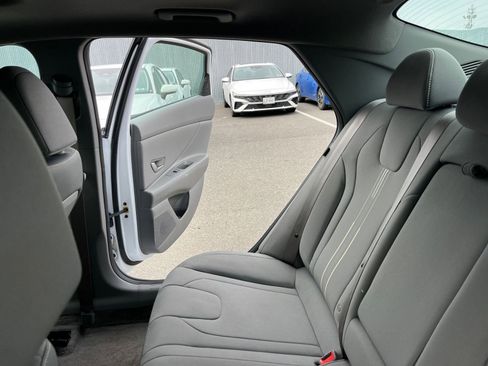 Used 2025 Hyundai Elantra SEL FWD image 40