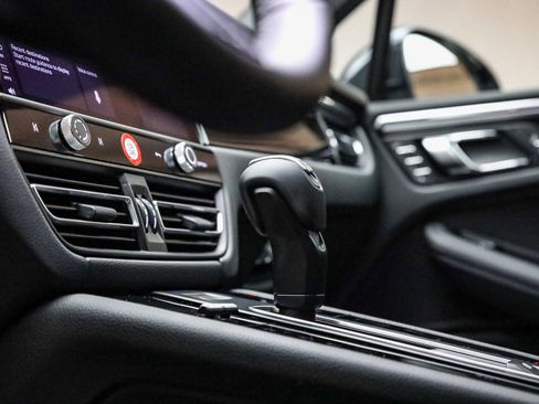 Used 2025 Porsche Macan image 59