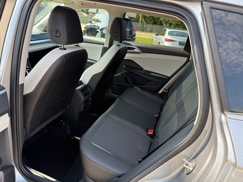 Used 2025 Volkswagen Taos SE w/ Panoramic Sunroof Package image 16