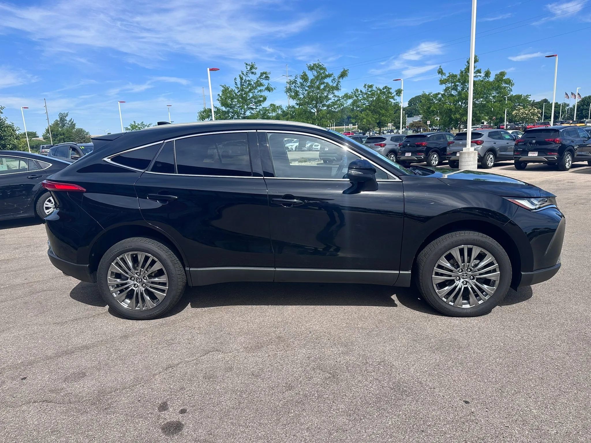 Used 2024 Toyota Venza XLE AWD/4WD image 4