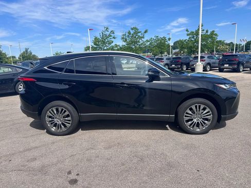 Used 2024 Toyota Venza XLE AWD/4WD image 4