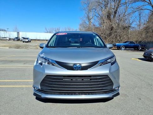 Certified 2021 Toyota Sienna XLE image 2