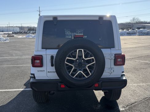 Used 2025 Jeep Wrangler Sahara image 6