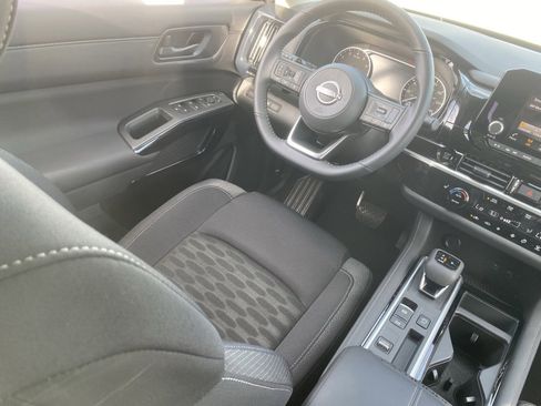 New 2025 Nissan Pathfinder SV w/ SV Premium Package image 15