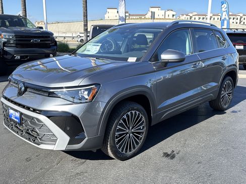 New 2025 Volkswagen Taos SE image 5