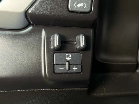 Used 2016 Chevrolet Suburban LTZ RWD image 12