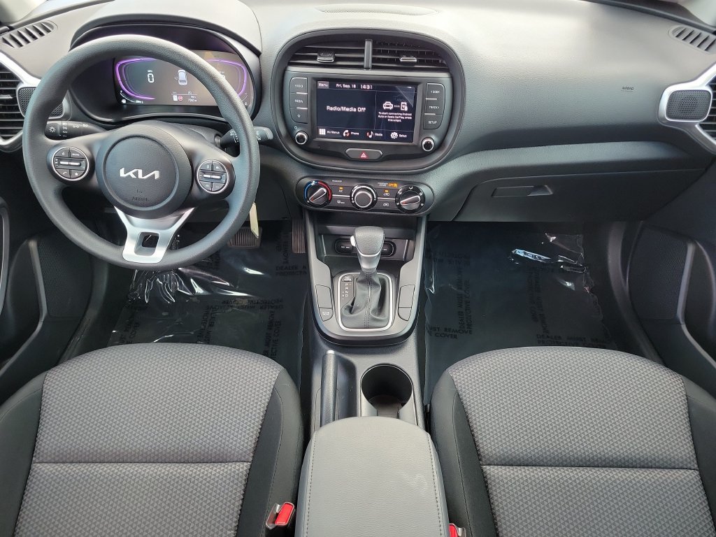 Used 2025 Kia Soul LX w/ LX Technology Package FWD image 12