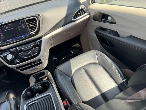 Used 2023 Chrysler Pacifica Touring-L FWD image 15