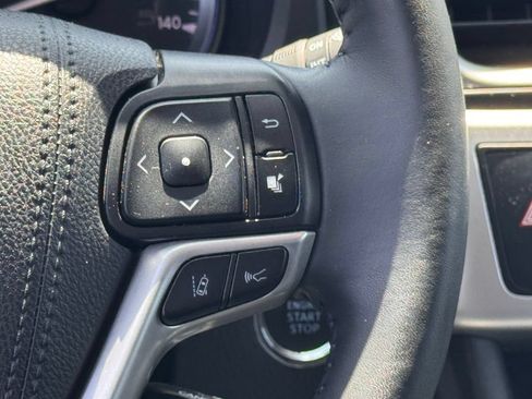Used 2019 Toyota Highlander SE FWD image 25