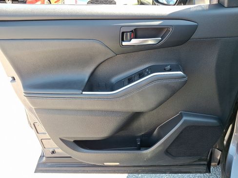 Used 2020 Toyota Highlander XLE AWD/4WD image 13