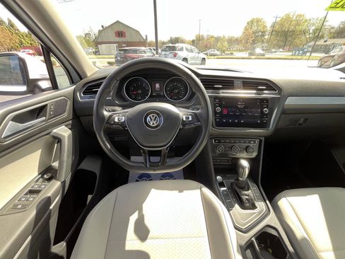Used 2019 Volkswagen Tiguan SE w/ Panoramic Sunroof Package image 4