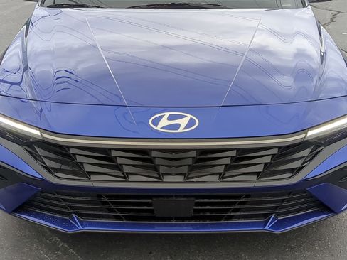 Used 2025 Hyundai Elantra Limited image 10