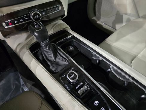 Used 2017 Volvo XC90 T6 Momentum w/ Vision Package image 28