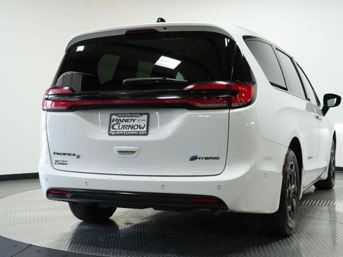Used 2024 Chrysler Pacifica Limited FWD image 8