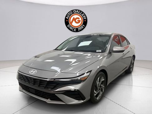 Used 2025 Hyundai Elantra Limited FWD image 3