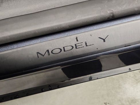 Used 2024 Tesla Model Y Long Range AWD/4WD image 31