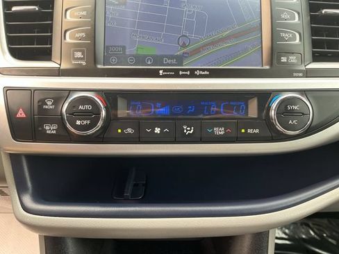 Used 2017 Toyota Highlander Limited AWD/4WD image 19