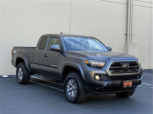 Used 2018 Toyota Tacoma SR5 AWD/4WD image 3