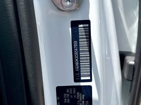 Used 2025 Kia Carnival FWD image 30