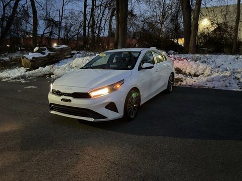 Used 2023 Kia Forte LXS w/ LXS Technology Package image 3