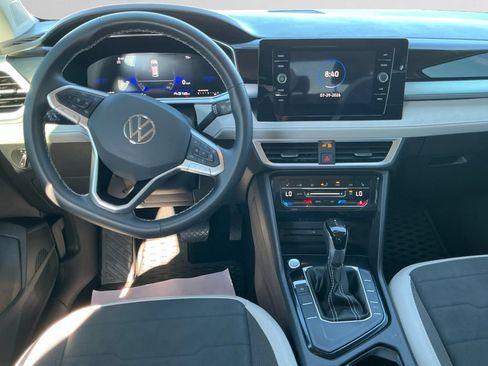 Used 2025 Volkswagen Taos SE FWD image 10
