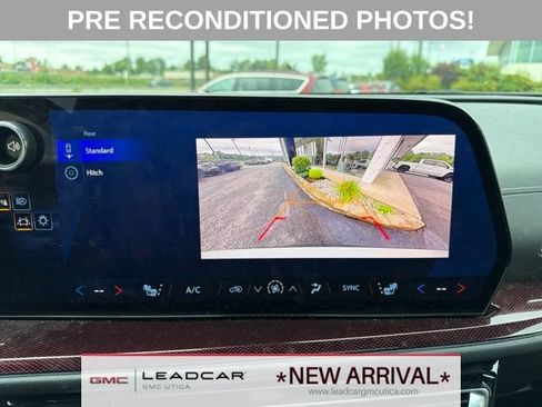 Used 2025 Chevrolet Traverse Z71 w/ LPO, Floor Liner Package AWD/4WD image 29