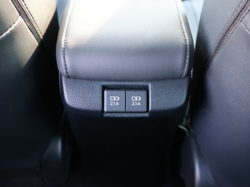 Used 2020 Toyota Prius XLE AWD/4WD image 17