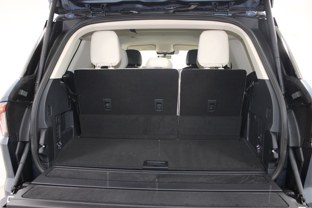 New 2027 Lincoln Navigator Premiere RWD image 16