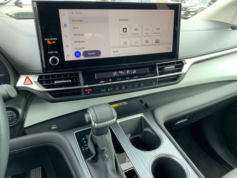 Used 2025 Toyota Sienna XLE image 20