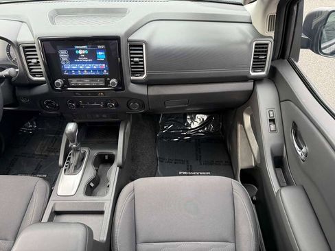 Used 2024 Nissan Frontier SV image 18