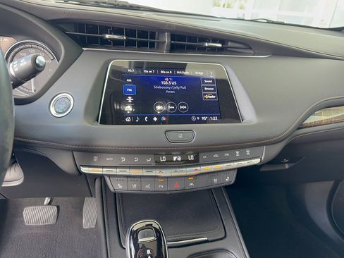 Used 2023 Cadillac XT4 Premium Luxury w/ Technology Package FWD image 19