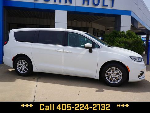 Used 2023 Chrysler Pacifica Touring-L FWD image 8