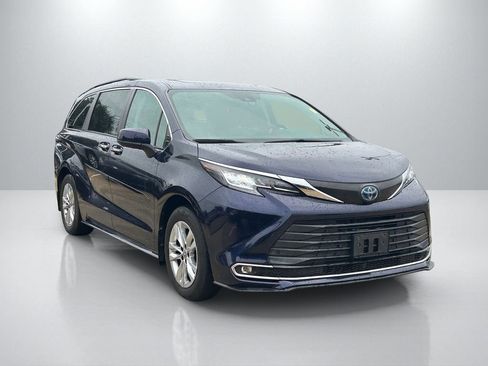 Used 2023 Toyota Sienna XLE w/ XLE Plus Package AWD/4WD image 3