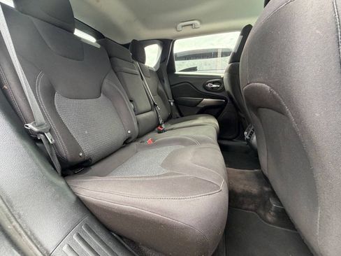 Used 2019 Jeep Cherokee Latitude w/ Popular Appearance Group FWD image 19