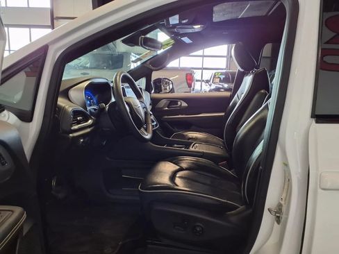 Used 2024 Chrysler Pacifica Limited w/ S Appearance Package FWD image 18
