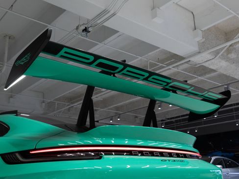 Certified 2025 Porsche 911 GT3 RS w/ Weissach Package RWD image 32