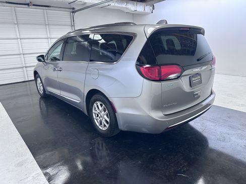 Used 2020 Chrysler Pacifica Touring-L FWD image 13