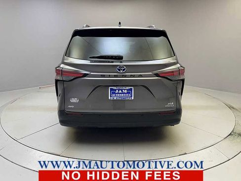 Used 2021 Toyota Sienna XLE AWD/4WD image 4