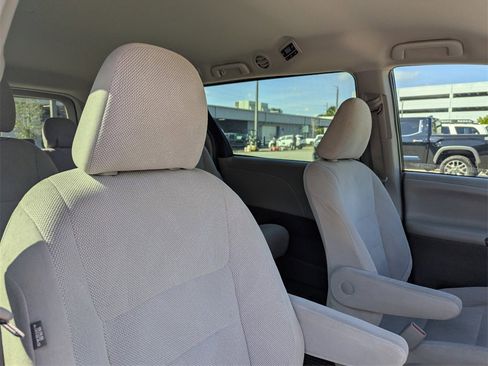 Certified 2017 Toyota Sienna L image 15