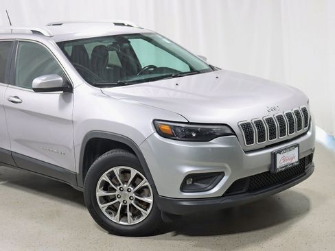 Used 2019 Jeep Cherokee Latitude Plus w/ Cold Weather Group AWD/4WD image 2