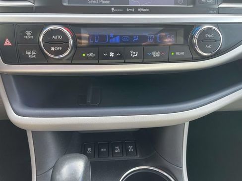 Used 2018 Toyota Highlander XLE AWD/4WD image 33