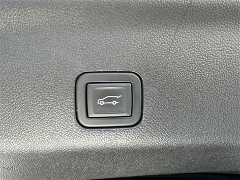 Used 2023 GMC Yukon XL SLT w/ SLT Premium Package image 14