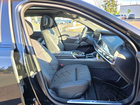Used 2024 BMW i7 xDrive60 AWD/4WD image 11