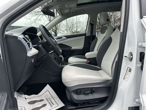 New 2026 Volkswagen Taos SE image 12