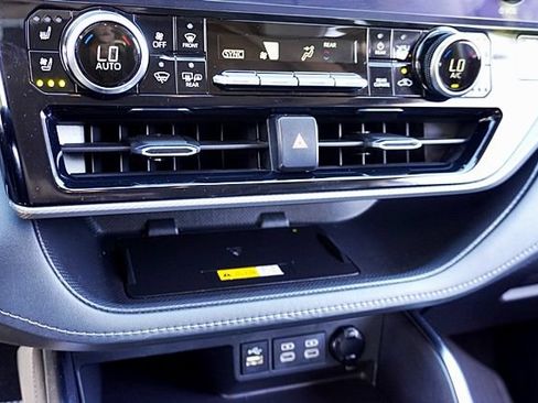 Used 2023 Toyota Highlander Platinum FWD image 30