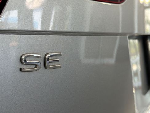 Used 2024 Volkswagen Tiguan SE AWD/4WD image 34