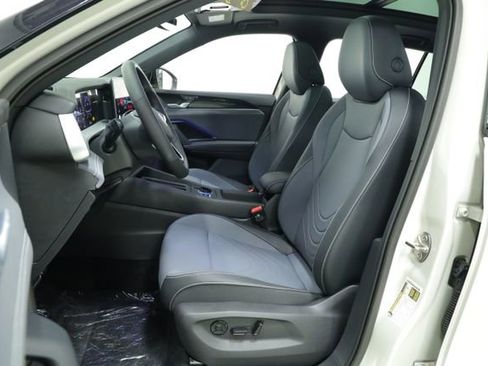 New 2026 Volkswagen Tiguan SE R-Line FWD image 28